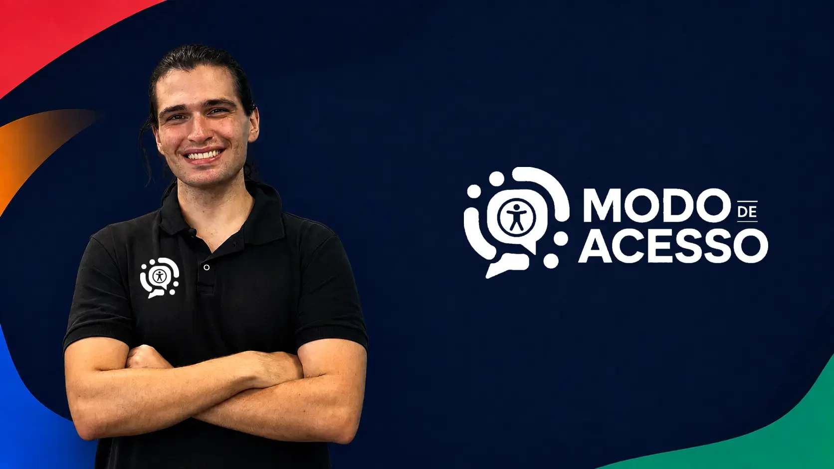Arte em fundo azul-marinho com formas curvas nas cores vermelho, laranja, azul, verde e turquesa nas bordas. À esquerda, Victor Rodrigues, homem branco de cabelos escuros presos para trás, sorri com os braços cruzados. Ele veste camisa polo preta com o símbolo branco do Modo de Acesso no peito.