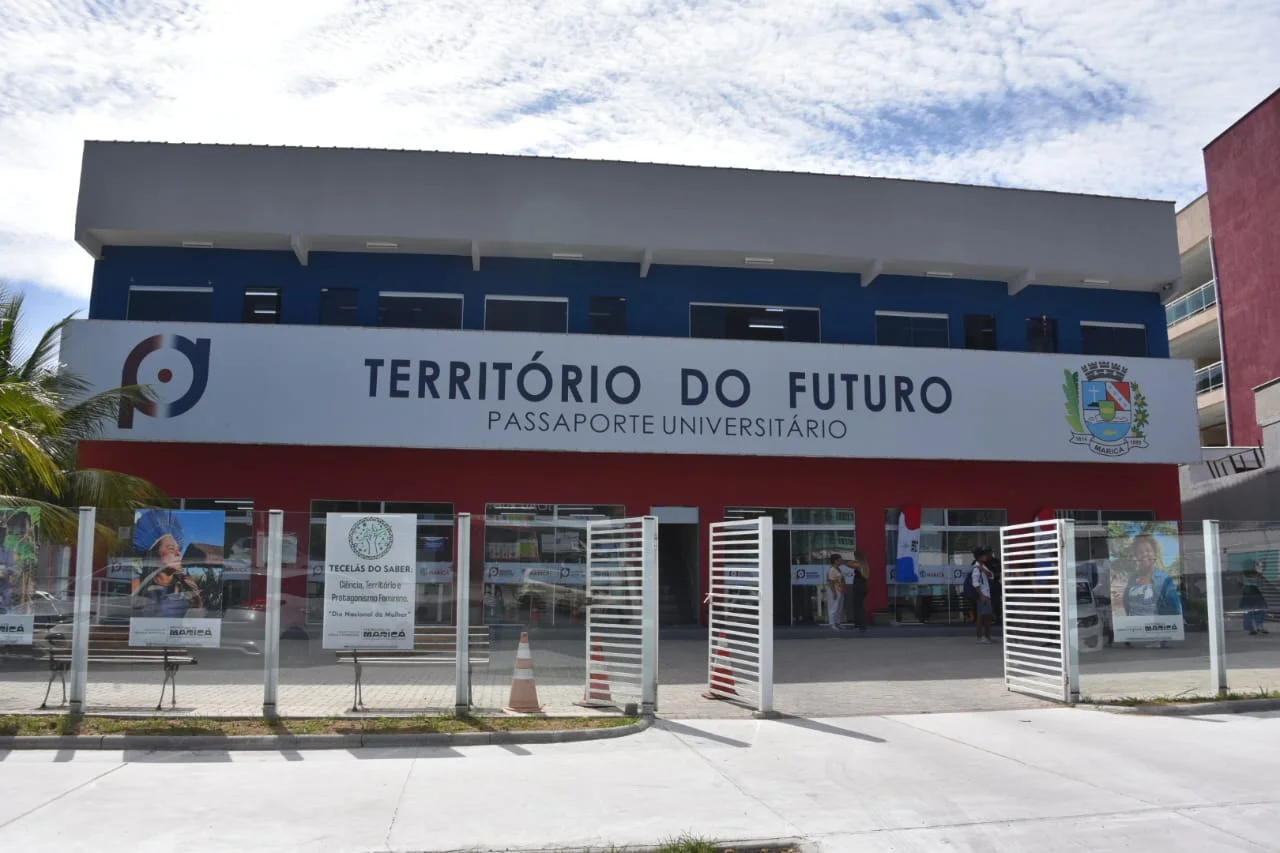 Fachada do prédio Território do Futuro, com identificação do Passaporte Universitário e da Prefeitura de Maricá.