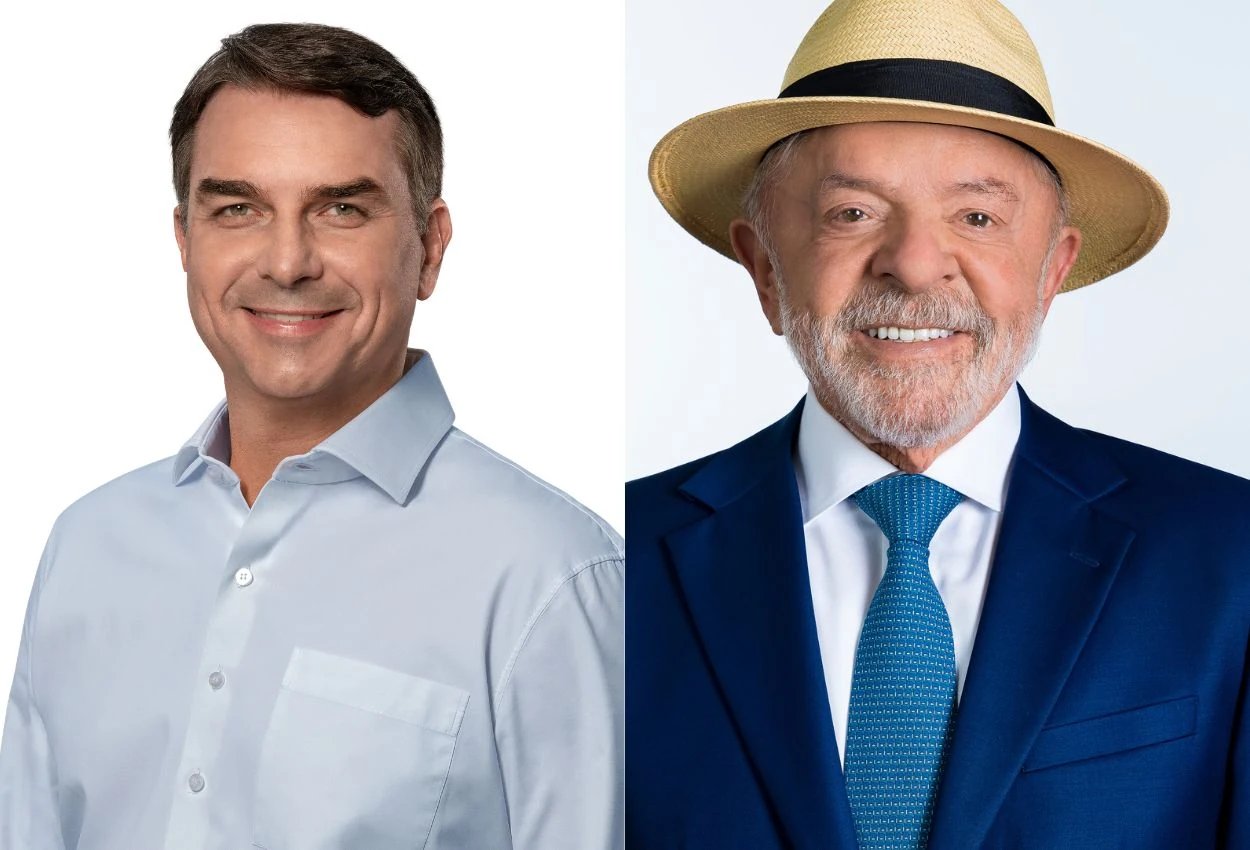 Composição com Flávio Bolsonaro, à esquerda, de camisa azul-clara, e Lula, à direita, de terno azul e chapéu.