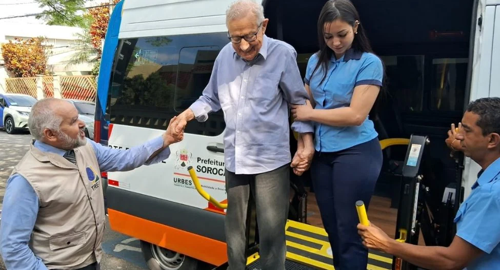 Eleitor recebe auxílio para desembarcar de veículo adaptado em Sorocaba.