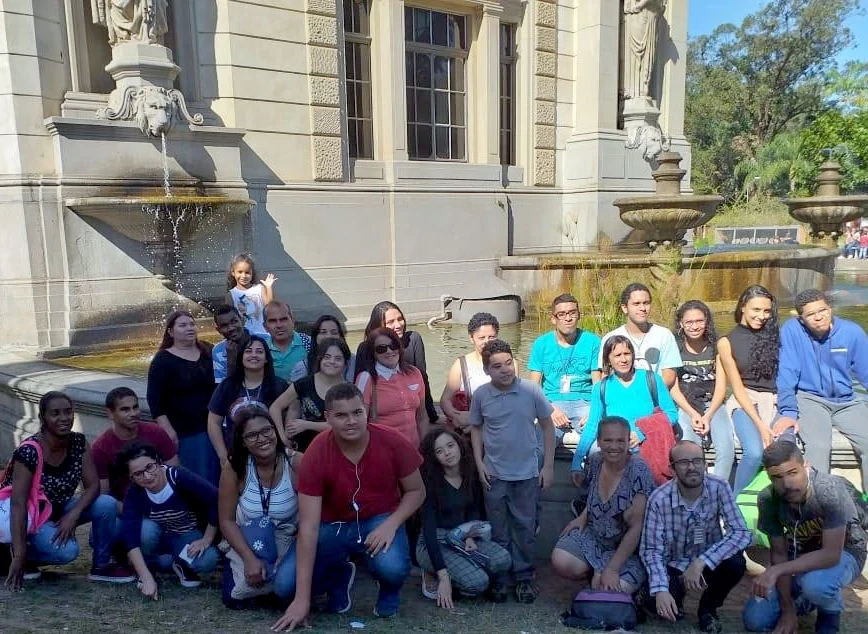 Grupo de participantes do programa APD e profissionais do CEJAM posa em frente ao Museu Catavento, em São Paulo.