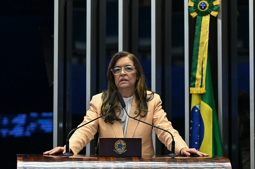 Senadora Dra. Eudócia, de óculos e blazer bege, fala ao microfone na tribuna do Senado Federal.