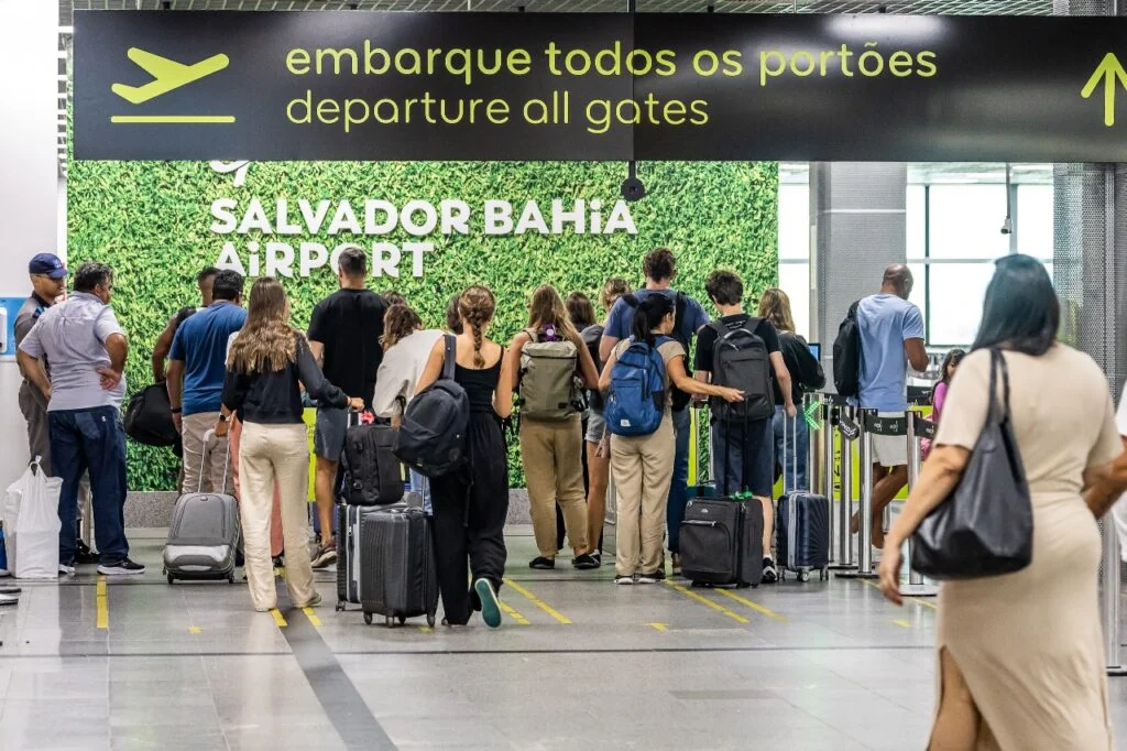 Passageiros com malas formam fila na área de embarque do Salvador Bahia Airport.