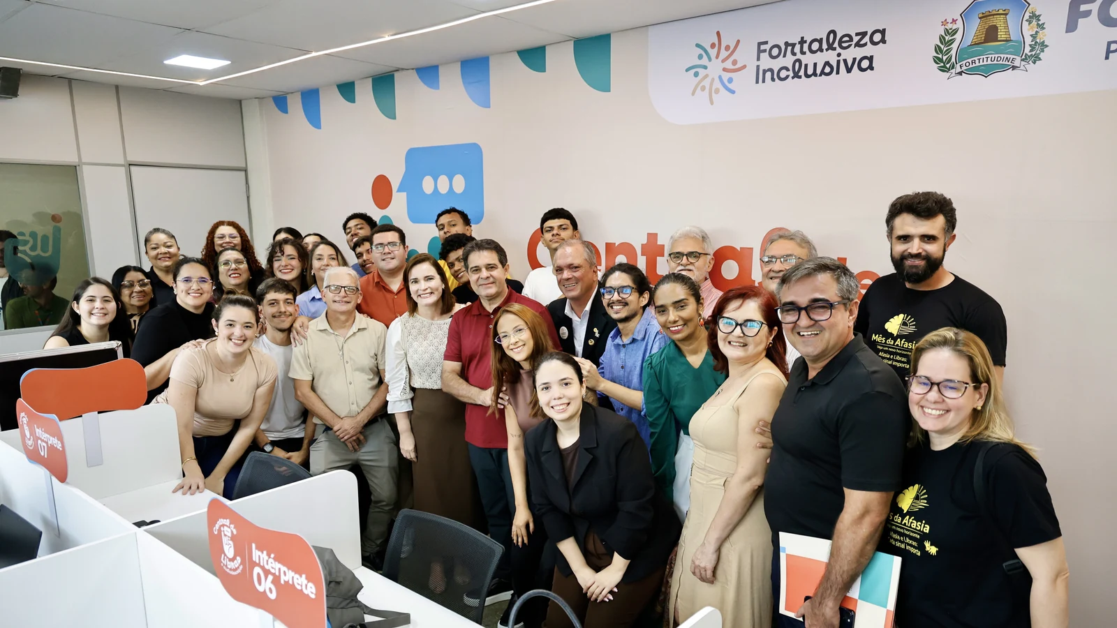 Grupo reunido na inauguração da Central de Libras e Audiodescrição de Fortaleza, diante de mesas identificadas para intérpretes e de um painel Fortaleza Inclusiva. Foto de arquivo de julho de 2026, ilustrativa.