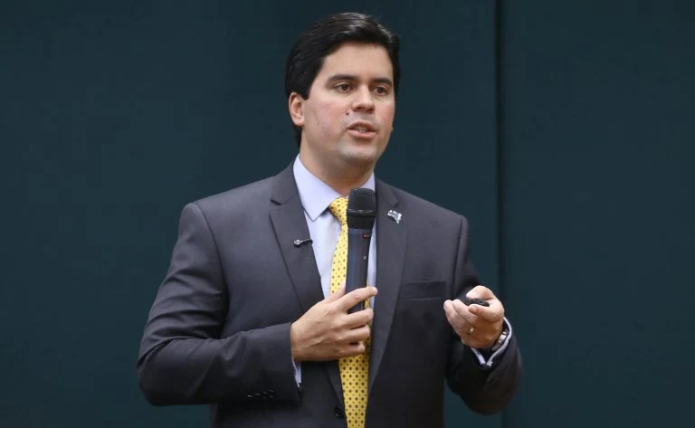 Deputado André Fufuca fala durante reunião de comissão na Câmara dos Deputados.