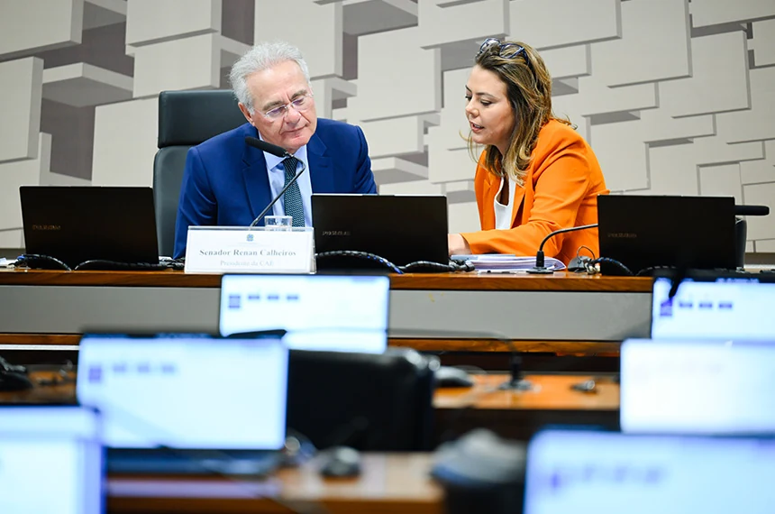 Senadora Leila Barros conversa com o senador Renan Calheiros à mesa da Comissão de Assuntos Econômicos. Foto de arquivo de 28 de outubro de 2025.