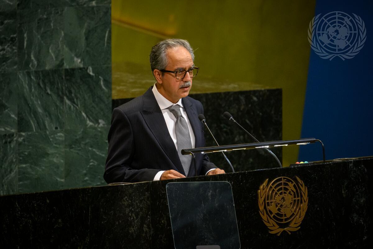 Representante do Paquistão discursa na tribuna da Assembleia Geral da ONU, diante de microfones e do emblema das Nações Unidas.